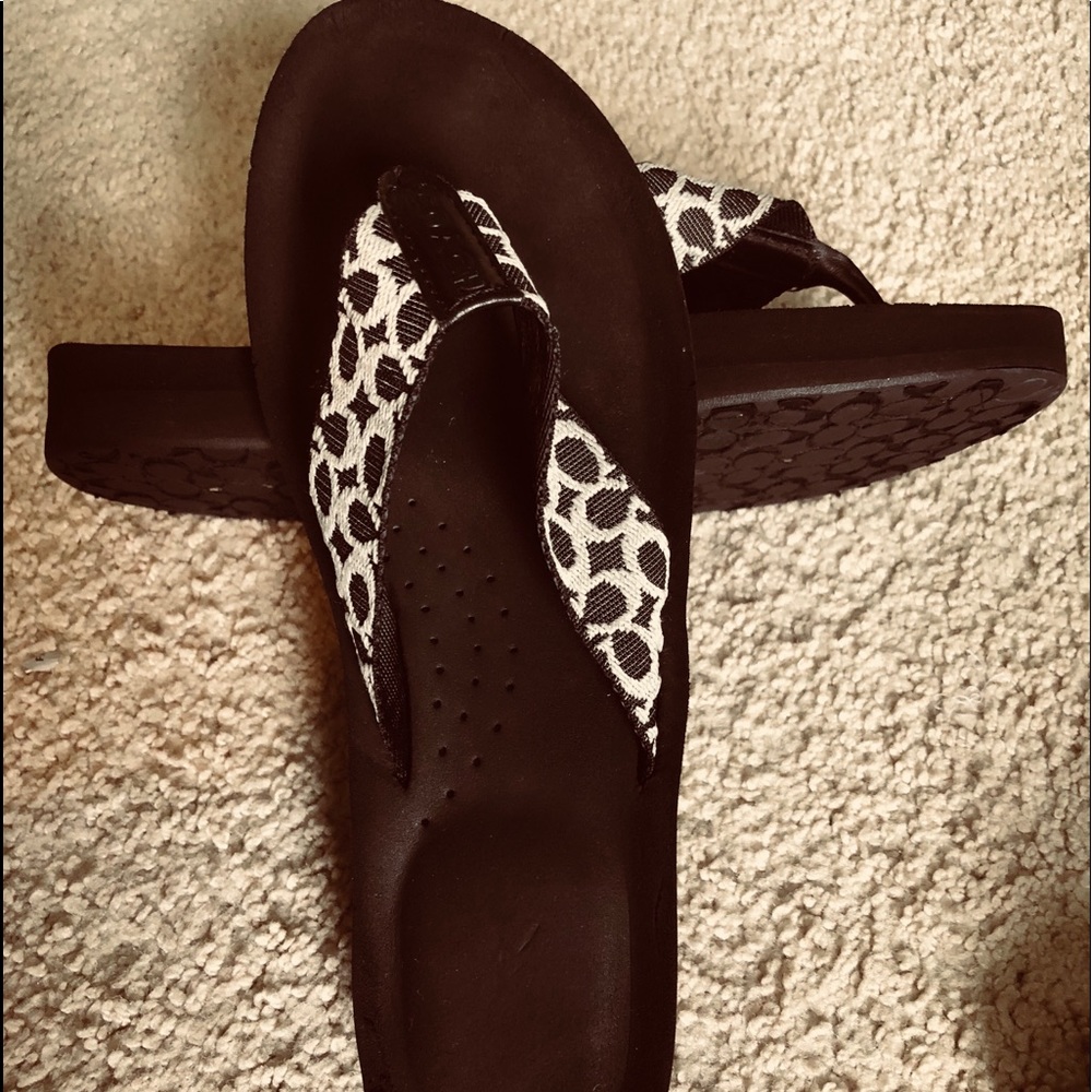 Coach Jessalyn b/w flip flops